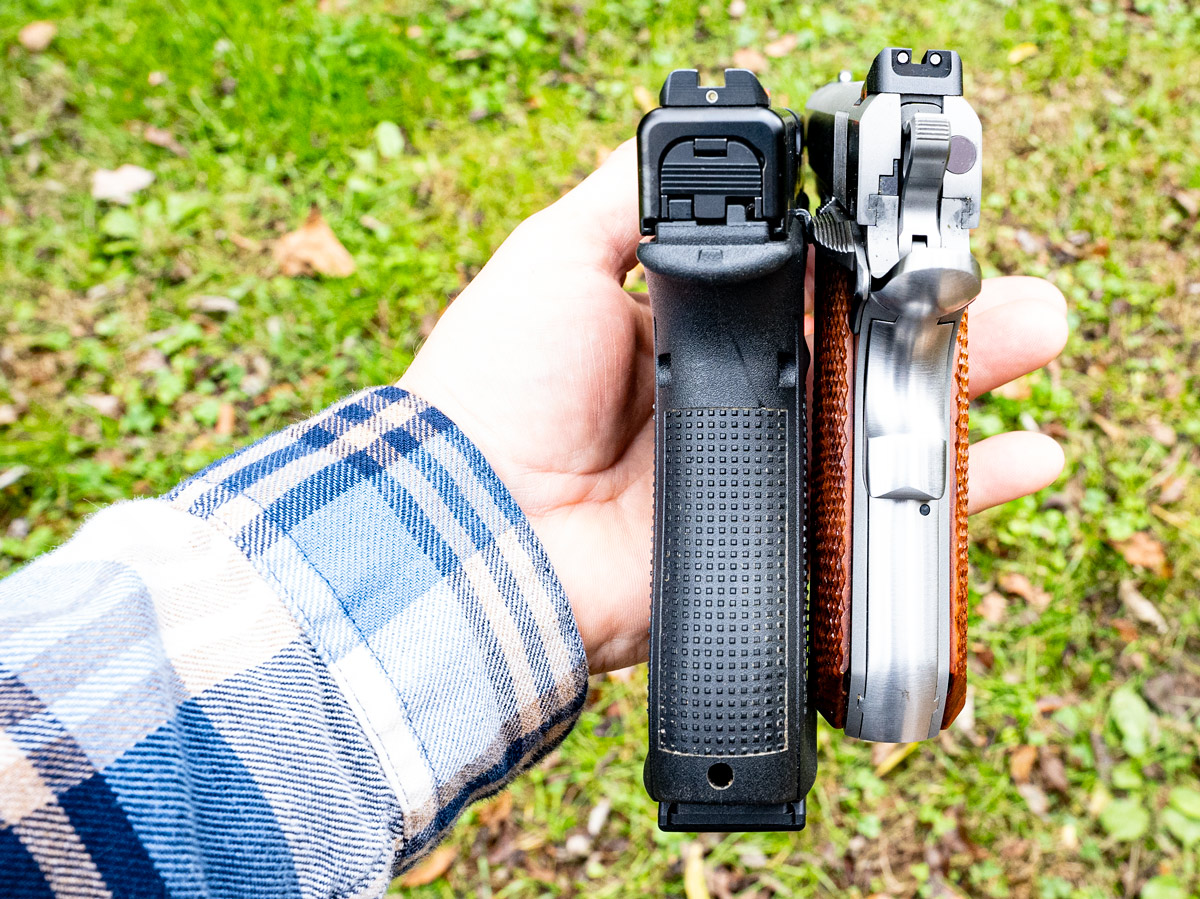 Grip comparison of the 1911 vs Glock pistol