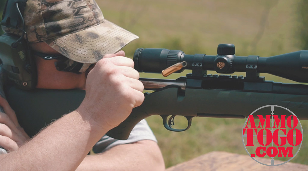 Foto eines Mannes, der ein 308er Gewehr schießt