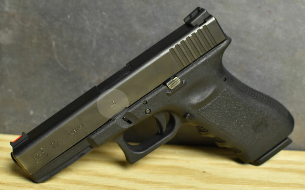 Un pistolet glock de 40 cal clairement marqué sur le canon