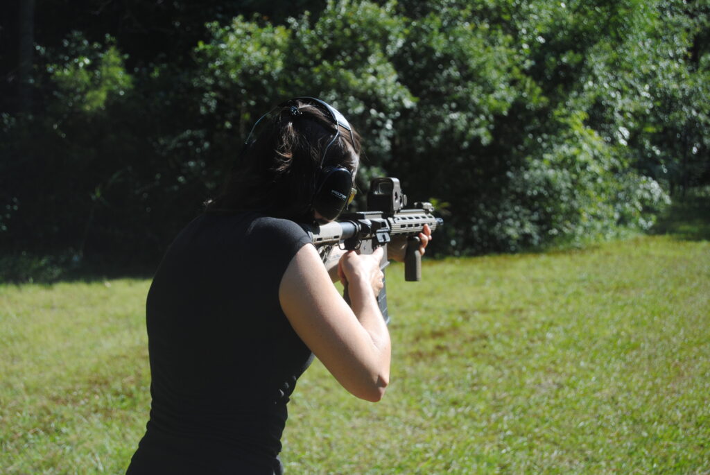 El autor disparando un rifle con tasa de torsión en el campo de tiro