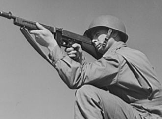 Paratrooper training with a Thompson Submachine Gun